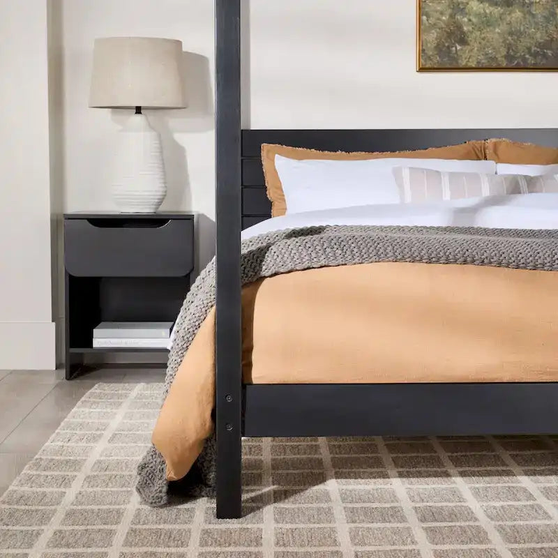 Lit King size à baldaquin minimaliste noir/pin naturel, pin massif et MDF, sans sommier à ressorts, 79,63" de large