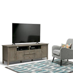 Meuble TV/Média WYNDENHALL Norfolk en BOIS MASSIF de 72 pouces de large pour téléviseurs jusqu'à 80 pouces - 72 L x 17,5 P x 26 H