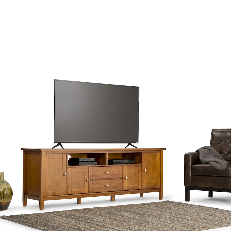 Meuble TV/Média WYNDENHALL Norfolk en BOIS MASSIF de 72 pouces de large pour téléviseurs jusqu'à 80 pouces - 72 L x 17,5 P x 26 H
