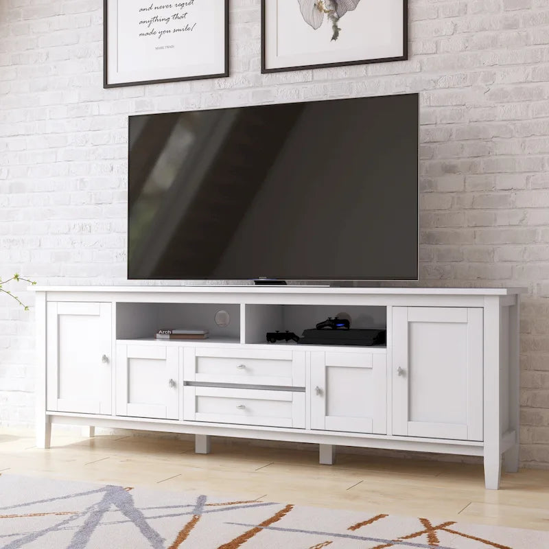 Meuble TV/Média WYNDENHALL Norfolk en BOIS MASSIF de 72 pouces de large pour téléviseurs jusqu'à 80 pouces - 72 L x 17,5 P x 26 H