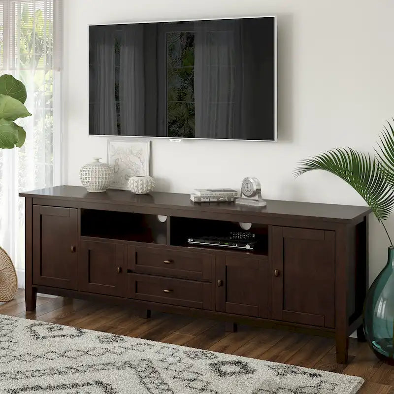 Meuble TV/Média WYNDENHALL Norfolk en BOIS MASSIF de 72 pouces de large pour téléviseurs jusqu'à 80 pouces - 72 L x 17,5 P x 26 H