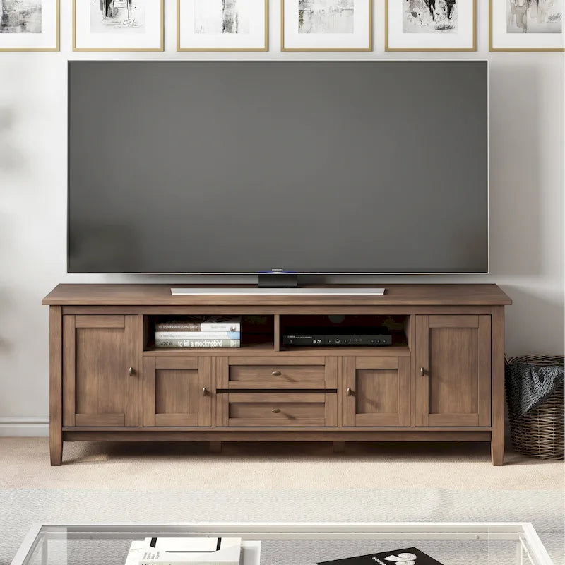 Meuble TV/Média WYNDENHALL Norfolk en BOIS MASSIF de 72 pouces de large pour téléviseurs jusqu'à 80 pouces - 72 L x 17,5 P x 26 H
