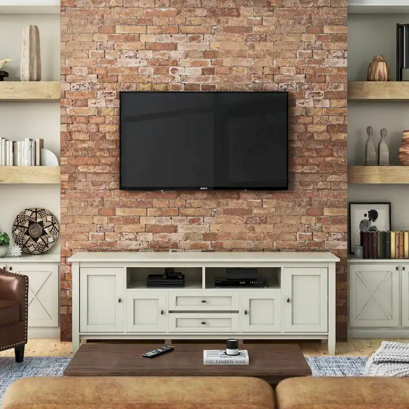 Meuble TV/Média WYNDENHALL Norfolk en BOIS MASSIF de 72 pouces de large pour téléviseurs jusqu'à 80 pouces - 72 L x 17,5 P x 26 H