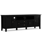 Meuble TV/Média WYNDENHALL Norfolk en BOIS MASSIF de 72 pouces de large pour téléviseurs jusqu'à 80 pouces - 72 L x 17,5 P x 26 H