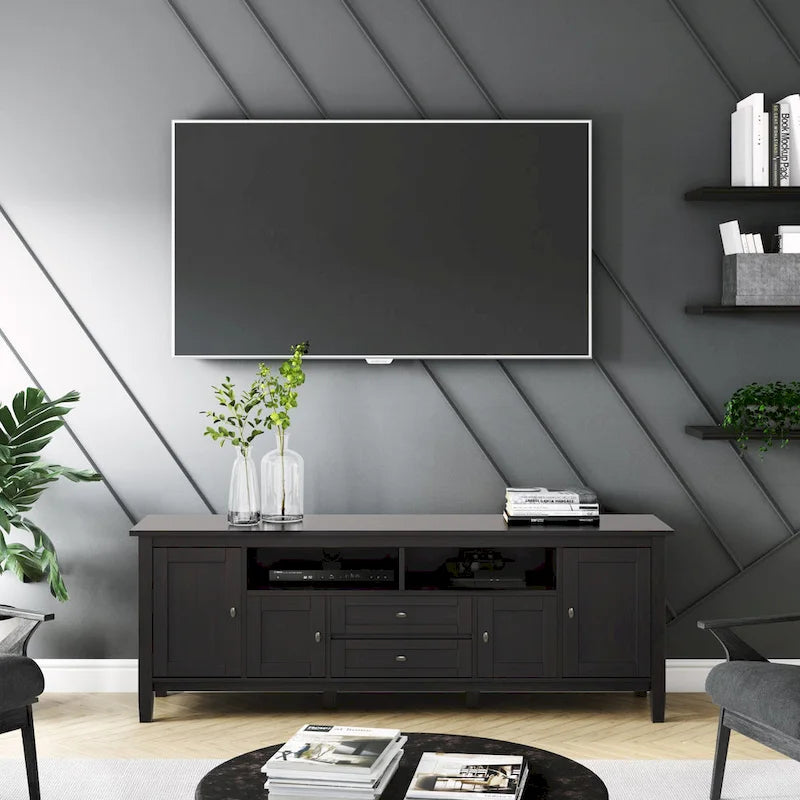 Meuble TV/Média WYNDENHALL Norfolk en BOIS MASSIF de 72 pouces de large pour téléviseurs jusqu'à 80 pouces - 72 L x 17,5 P x 26 H