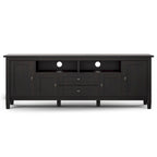 Meuble TV/Média WYNDENHALL Norfolk en BOIS MASSIF de 72 pouces de large pour téléviseurs jusqu'à 80 pouces - 72 L x 17,5 P x 26 H