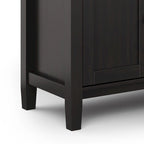 Meuble TV/Média WYNDENHALL Norfolk en BOIS MASSIF de 72 pouces de large pour téléviseurs jusqu'à 80 pouces - 72 L x 17,5 P x 26 H