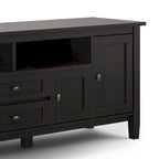 Meuble TV/Média WYNDENHALL Norfolk en BOIS MASSIF de 72 pouces de large pour téléviseurs jusqu'à 80 pouces - 72 L x 17,5 P x 26 H