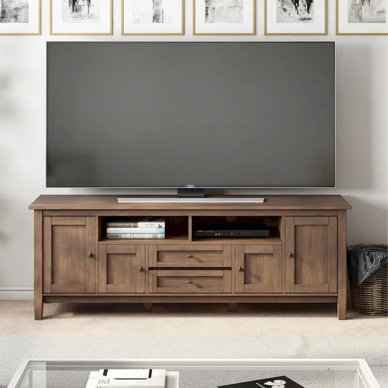 Meuble TV/Média WYNDENHALL Norfolk en BOIS MASSIF de 72 pouces de large pour téléviseurs jusqu'à 80 pouces - 72 L x 17,5 P x 26 H