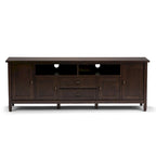 Meuble TV/Média WYNDENHALL Norfolk en BOIS MASSIF de 72 pouces de large pour téléviseurs jusqu'à 80 pouces - 72 L x 17,5 P x 26 H