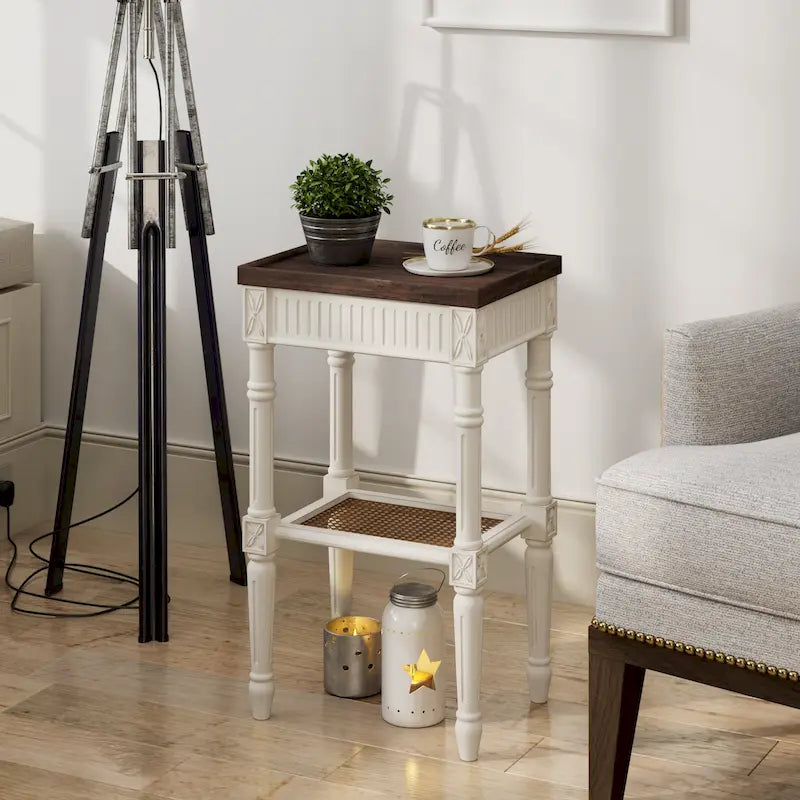 Table d'appoint de style campagne française, blanc/noir, plateau à rebords et étagère en osier, aspect vieilli