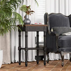 Table d'appoint de style campagne française, blanc/noir, plateau à rebords et étagère en osier, aspect vieilli