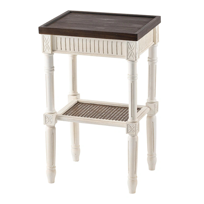 Table d'appoint de style campagne française, blanc/noir, plateau à rebords et étagère en osier, aspect vieilli