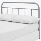 Tête de lit en métal King Size, détails à broches et coins arrondis, 77,5 po L x 40,5 po H, gris poudré